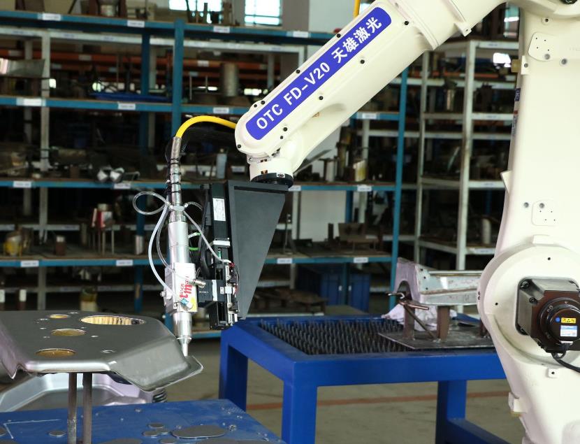 三維機(jī)械手(shǒu)激光切割機客戶現場